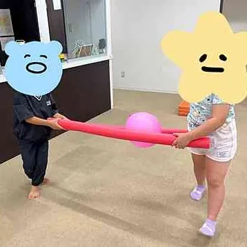タオルで風船運び競走!